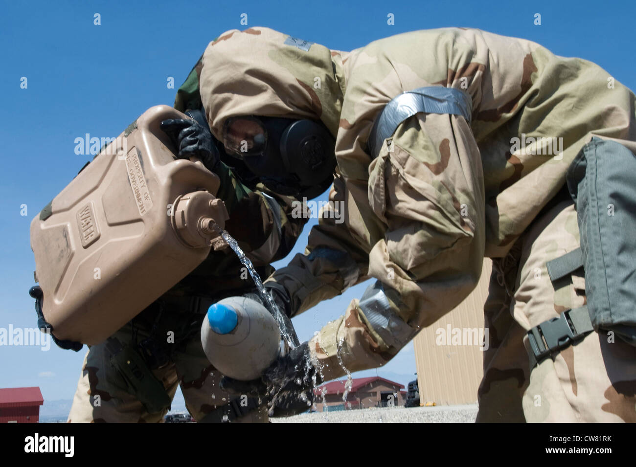 US Air Force Airborne esplosivo Ordnance Disposal Airmen assegnato al 820esimo Squadron Red Horse pulire e tappare un prodotto chimico basato ordnance round non esploso durante un esercizio di formazione 14 agosto 2012, alla base dell'aeronautica di Nellis, Nev. il ciclo chimico è stato usato per migliorare le abilità. Foto Stock