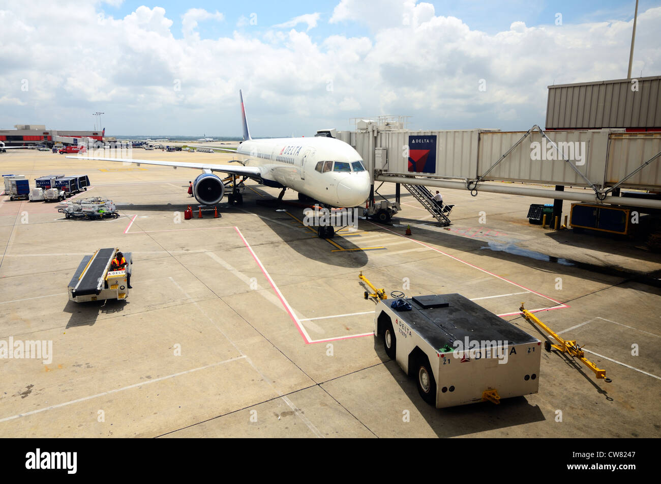 Delta Jet ancorata al gate in Hartsfield-Jackson Atlanta International Airport Foto Stock