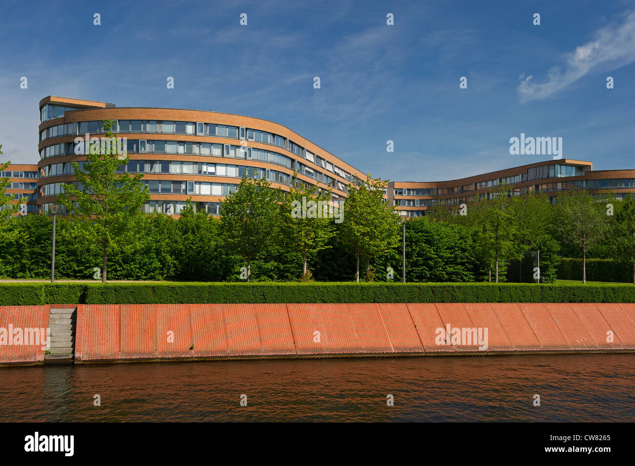 Un moderno edificio sul fiume Spree Foto Stock