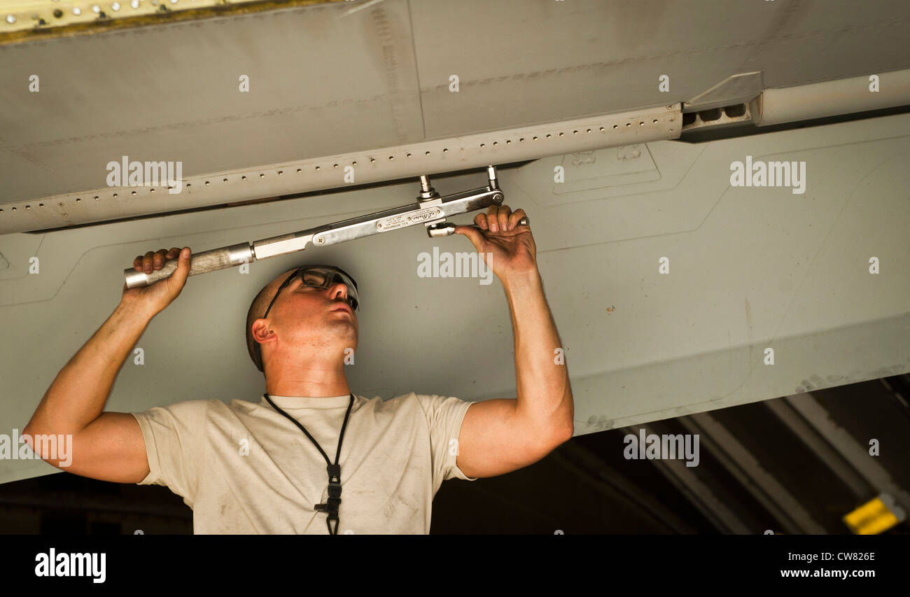 I manutentori con il 455th Expeditionary Maintenance Squadron lavorano su un US Air Force A-10 SRA William fine, un esperto di manutenzione di fase di velivoli con il 455th Expeditionary Maintenance Squadron, lavora sull'ala di un US Air Force A-10 Thunderbolt II durante la manutenzione di fase a Bagram Airfield, Afghanistan, 8 agosto 2012. Gli Airmen aderiscono a un rigoroso programma di manutenzione per mantenere gli aeromobili di Bagram sicuri e operativi. Foto Stock