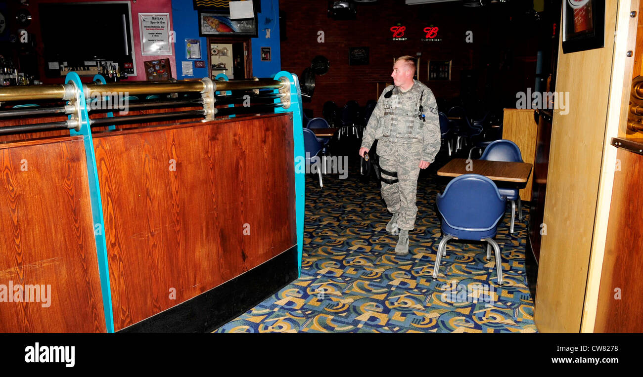 Staff Sgt. Benjamin Lewis, centesimo leader della forza di risposta Squadron delle forze di sicurezza, esegue una passeggiata di costruzione del Galaxy Club al RAF Mildenhall, 15 agosto 2012. Gli aerei delle forze di sicurezza eseguono più passaggi pedonali durante il giorno per garantire che non vi siano attività sospette o tentativi di ingresso non autorizzato nell'edificio. Foto Stock