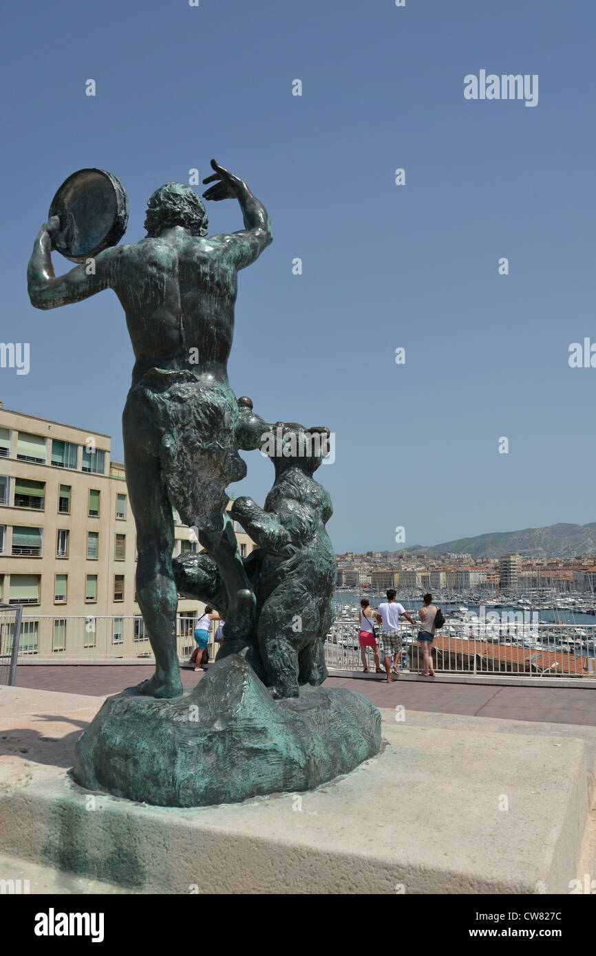 Il tamburello e portano la statua, Vieux-Port de Marseille (porto vecchio), Marsiglia, Bouches-du-Rhône, Provence-Alpes-Côte d'Azur, in Francia Foto Stock