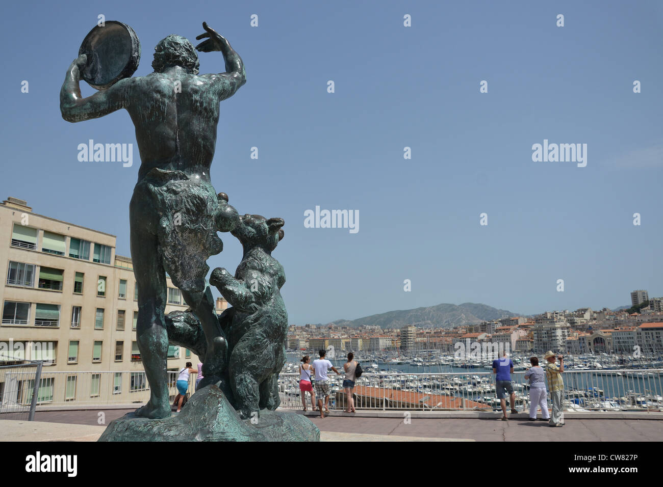 Il tamburello e portano la statua, Vieux-Port de Marseille (porto vecchio), Marsiglia, Bouches-du-Rhône, Provence-Alpes-Côte d'Azur, in Francia Foto Stock