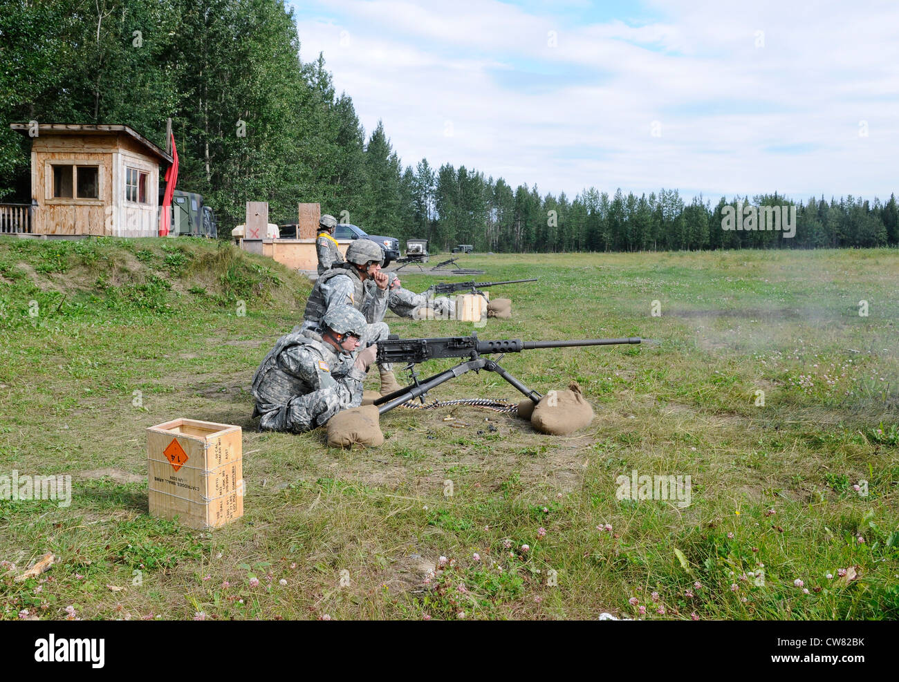 Soldati del 6° Battaglione di ingegnere, 2° Brigata di ingegnere, condono le qualifiche sulla mitragliatrice M2 .50 al Temporary Machinegun Range, JBER-Richardson, Mercoledì, 15 agosto 2012. La marzigiana armata si basa sul concetto che i soldati devono essere in grado di applicare efficacemente le loro abilità di sparare in combattimento. Le squadre, composte da un gunner e da un assistente, hanno subito un addestramento di base senza sparare che copre i trapani di manutenzione e di azione immediata, un corso iniziale di raggruppamento/impostazione di fuoco vivo di 10 metri e la qualificazione delle armi. Foto Stock