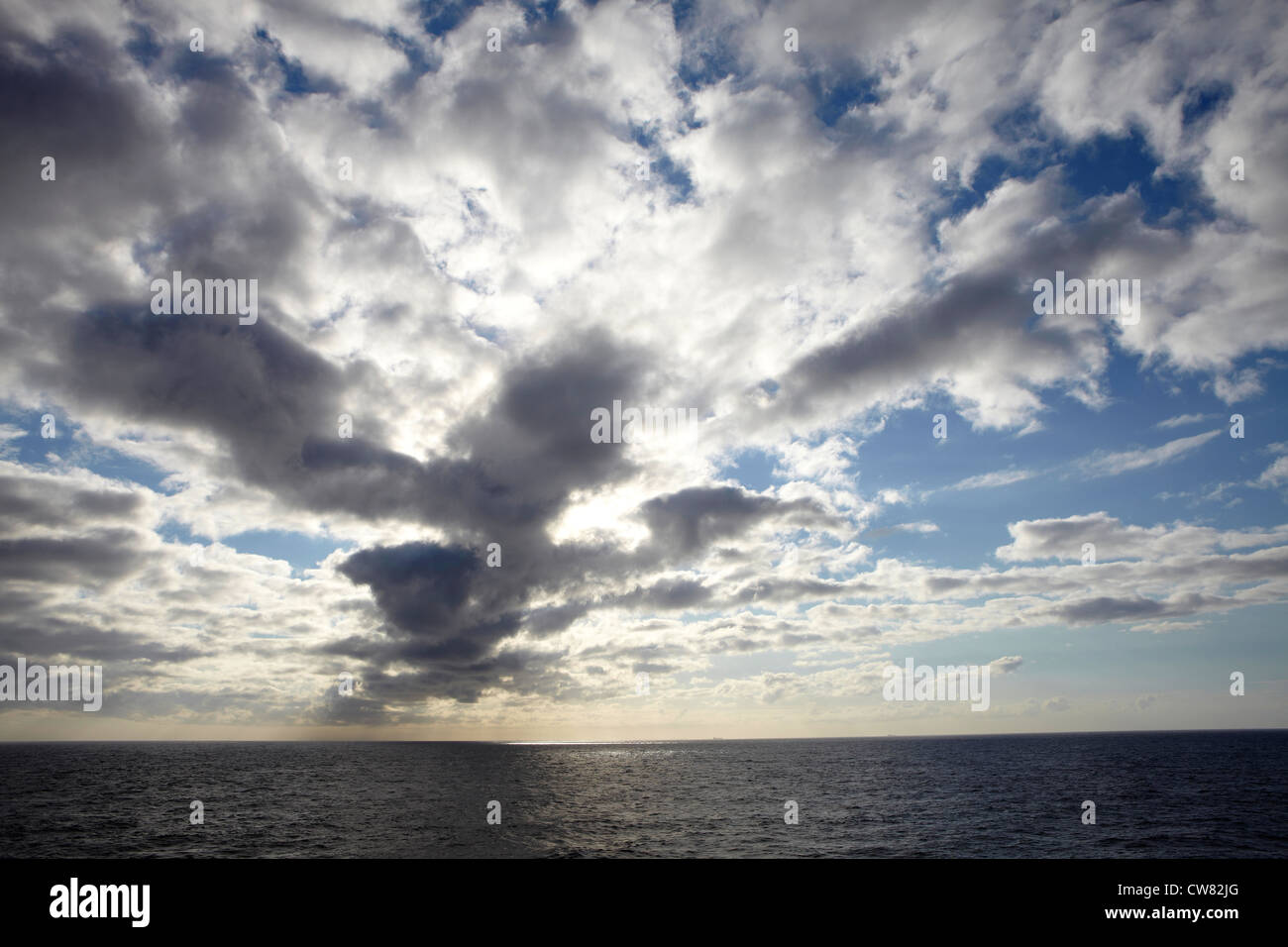 Cielo chiaro in mare nel Golfo di Biscaglia Foto Stock