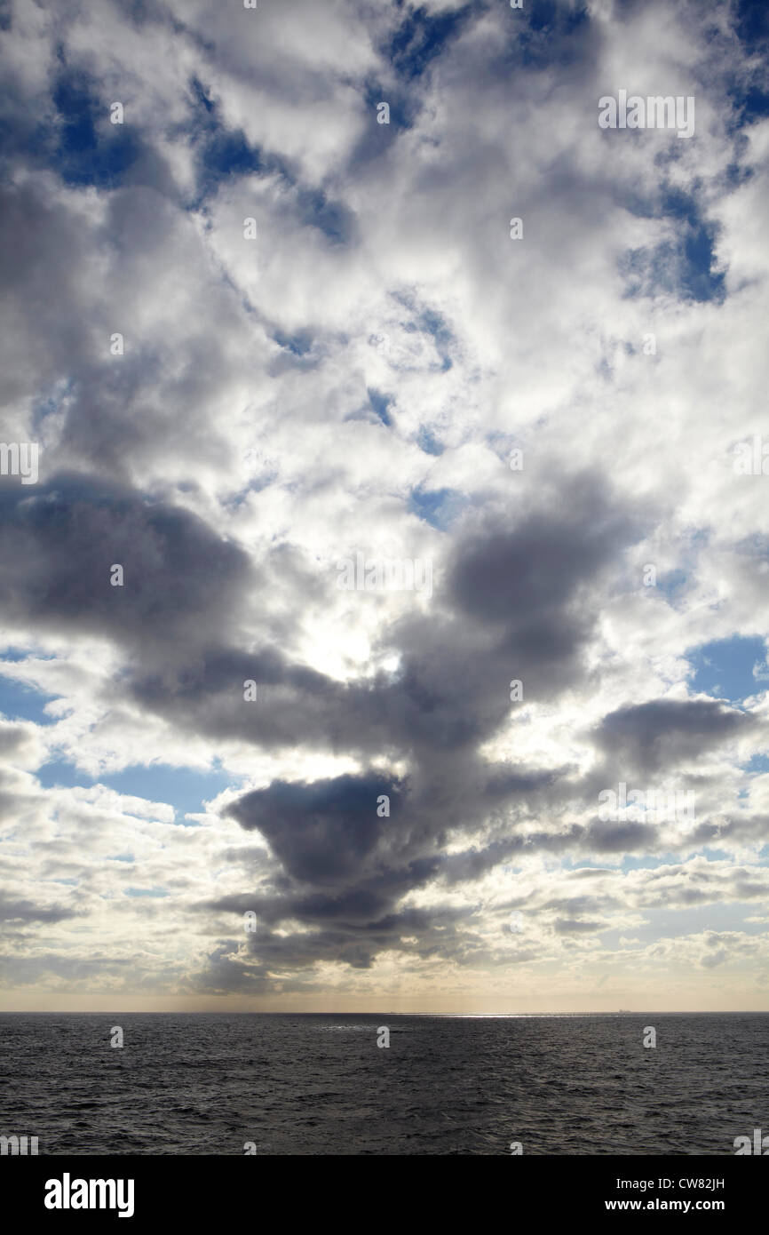 Cielo chiaro in mare nel Golfo di Biscaglia Foto Stock
