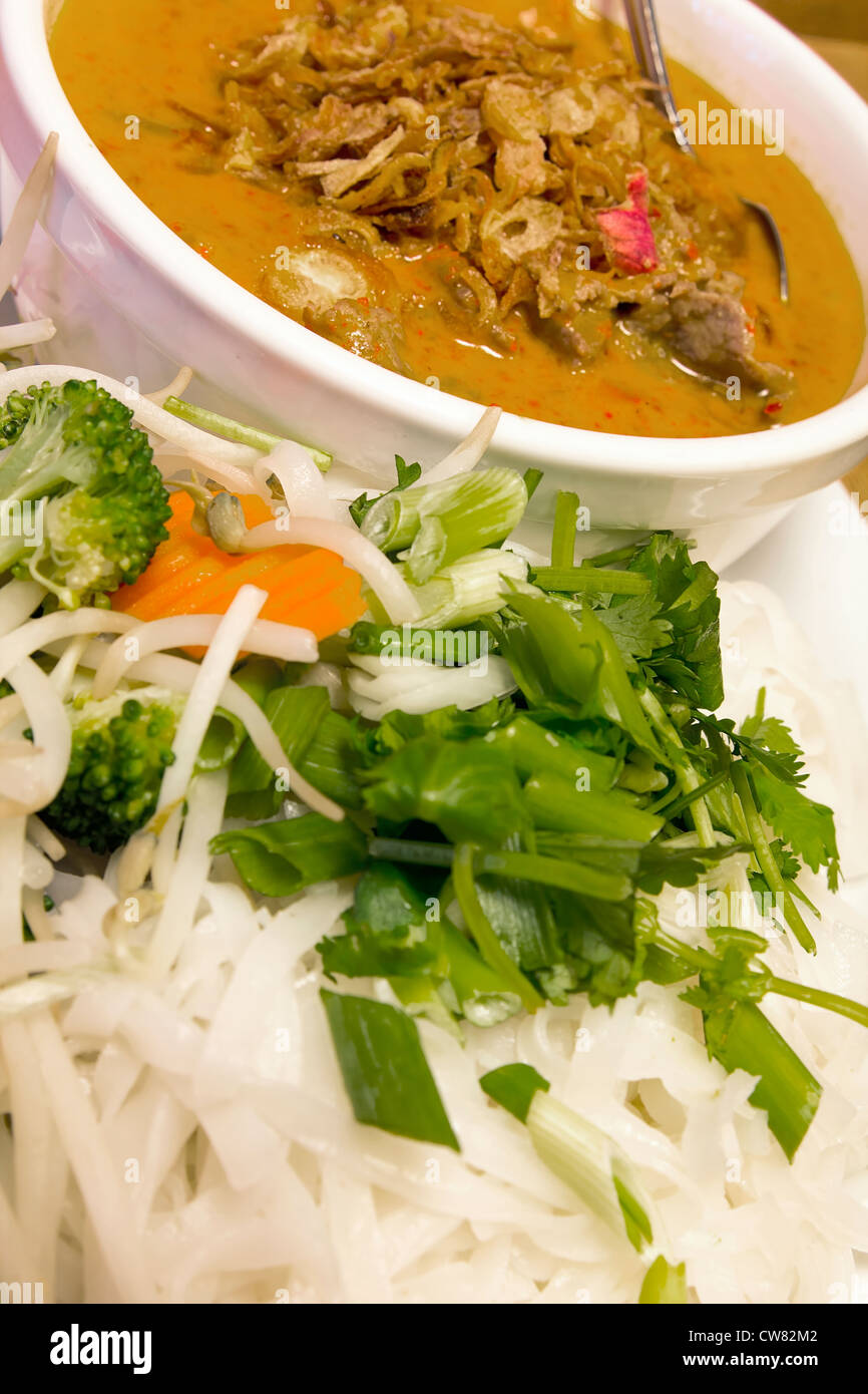 Carne tailandese Curry Tagliatelle con verdure crude Broccoli carote di germogli di soia e salsa gravy Closeup Foto Stock