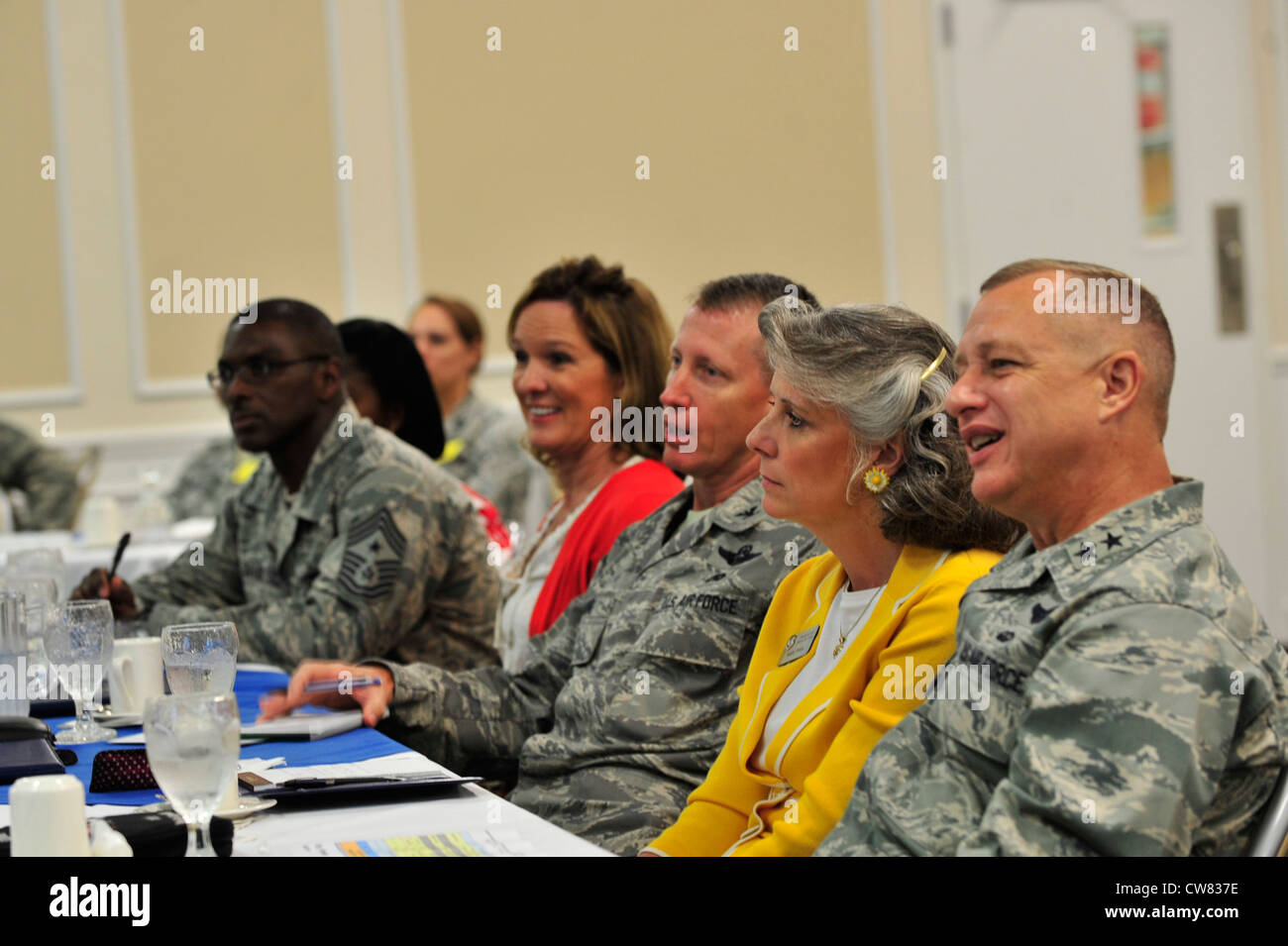 Leadership e famiglie della nona Air Force ascoltano come leader civici parlare al Carolina Skies Club, Shaw Air Force base, S.C., 15 agosto 2012. I dirigenti della Civic base di Langley-Eustis, Robins AFB, Seymour Johnson AFB, Moody AFB e Shaw si sono riuniti per un tour Foto Stock