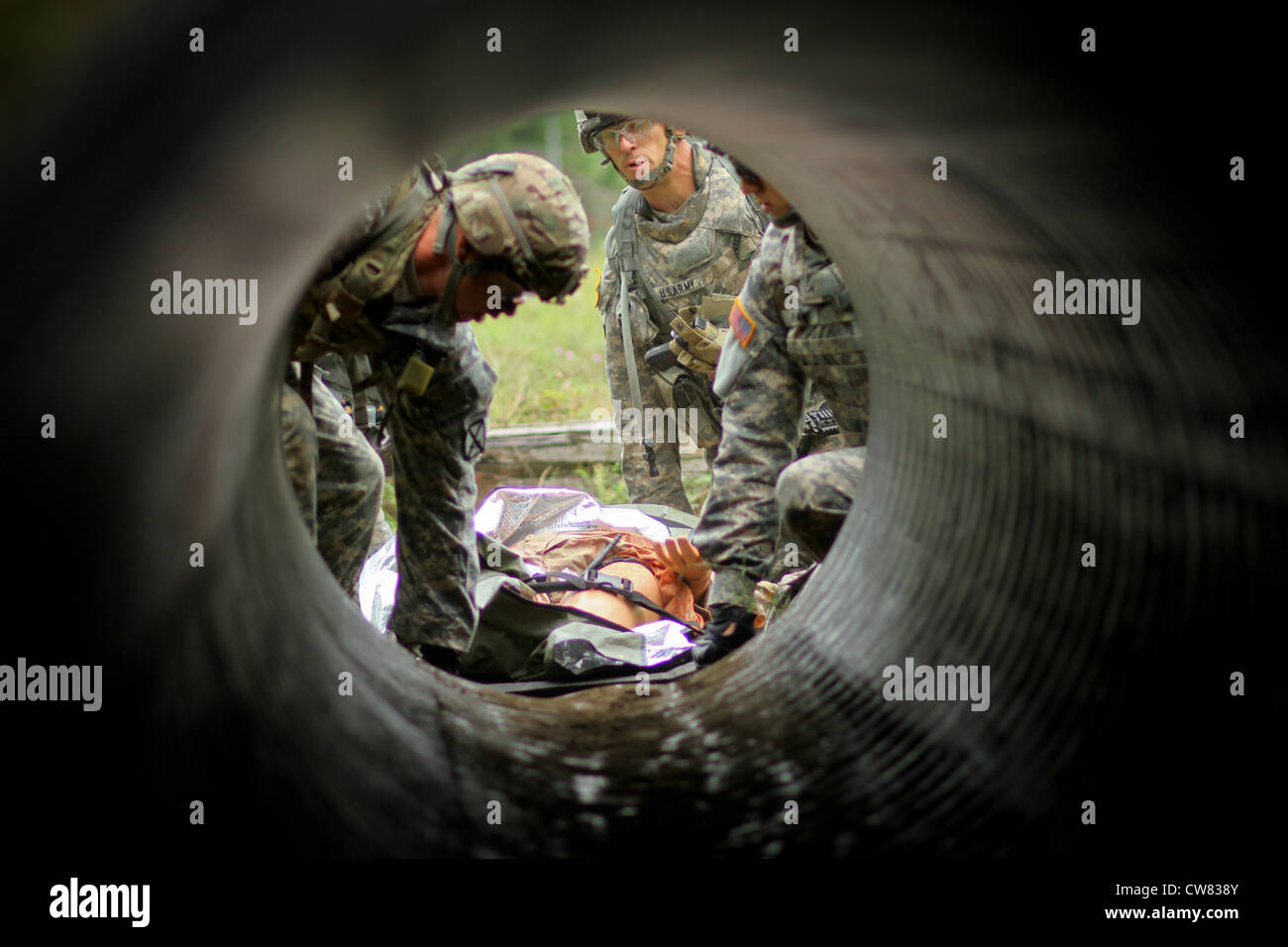 FORT DRUM, N.Y. – un team di medici guidati da CPL. Eric Smith, assegnato al 1° Squadrone, 8nono reggimento Cavalleria, si prepara a trasportare una "vittima" attraverso un colpevole durante il miglior concorso medico di questa settimana. L'evento annuale si contrappone ai candidati per avere la possibilità di partecipare a una competizione nazionale che si tiene a Fort Sam Houston. ( Foto Stock