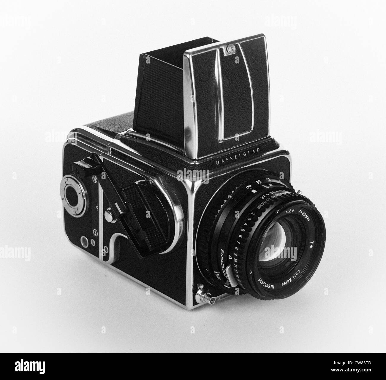 Hasselblad 500 C/M con fotocamera Carl Zeiss Planar T 80mm lente standard su sfondo bianco B & W immagine Foto Stock