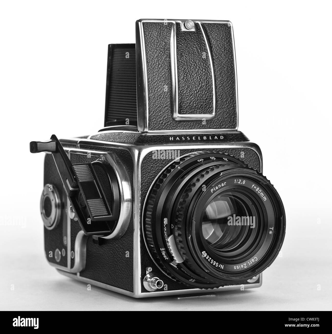 Hasselblad 500 C/M con fotocamera Carl Zeiss Planar T 80mm lente standard su sfondo bianco B & W immagine Foto Stock