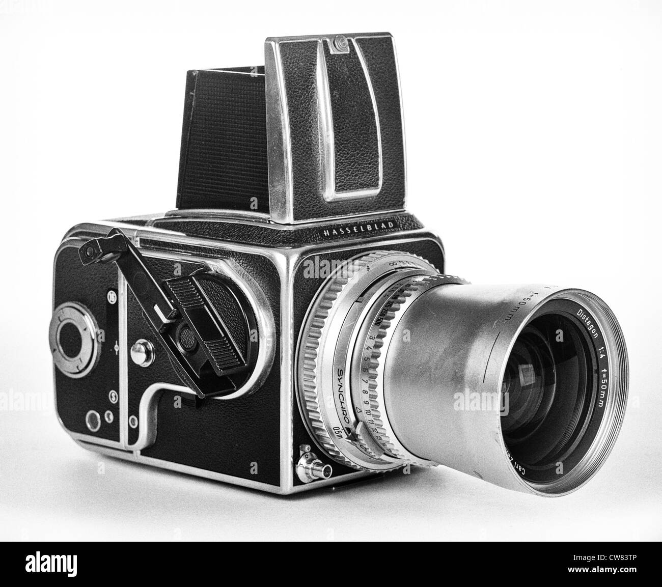 Hasselblad 500 C/M con fotocamera vintage Chrome Carl Zeiss® Distagon 50mm grandangolare su sfondo bianco Foto Stock