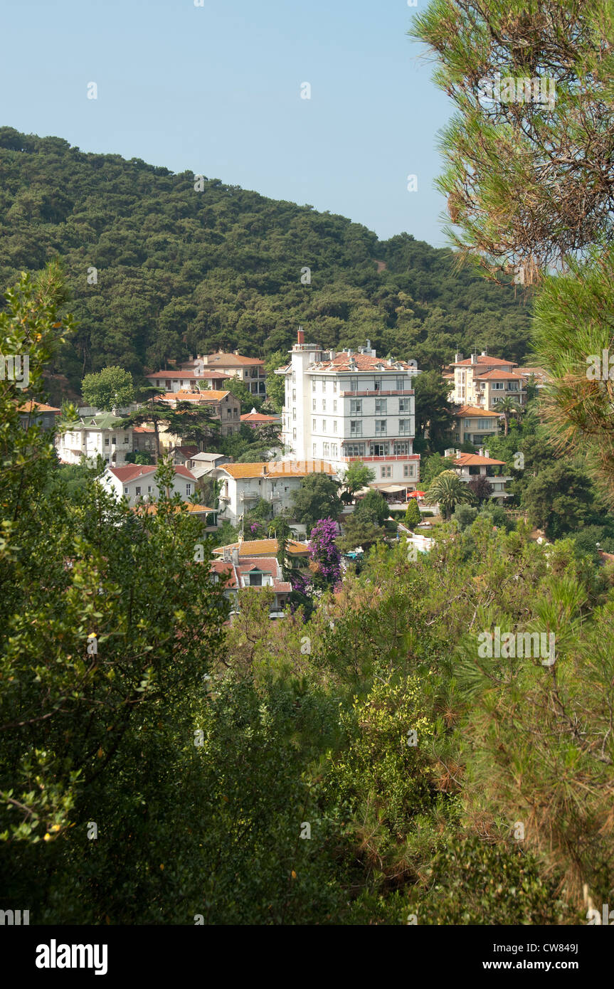 ISTANBUL, Turchia. Una vista del Princes' Isola di Heybeliada, con la Halki Palas Hotel domina la scena. 2012. Foto Stock