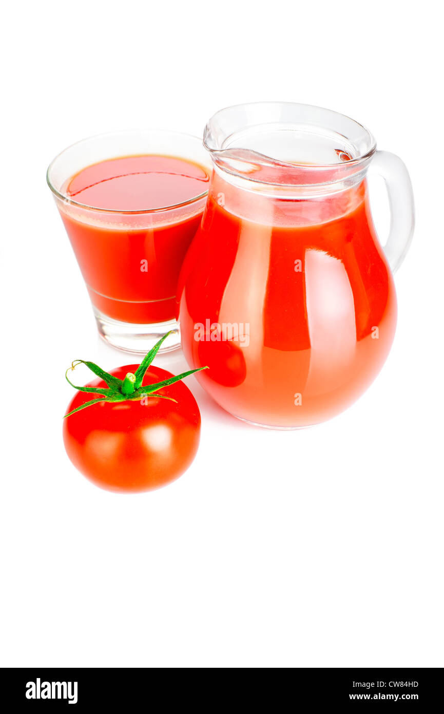 Il succo di pomodoro in vetro e pomodoro fresco su sfondo bianco Foto Stock