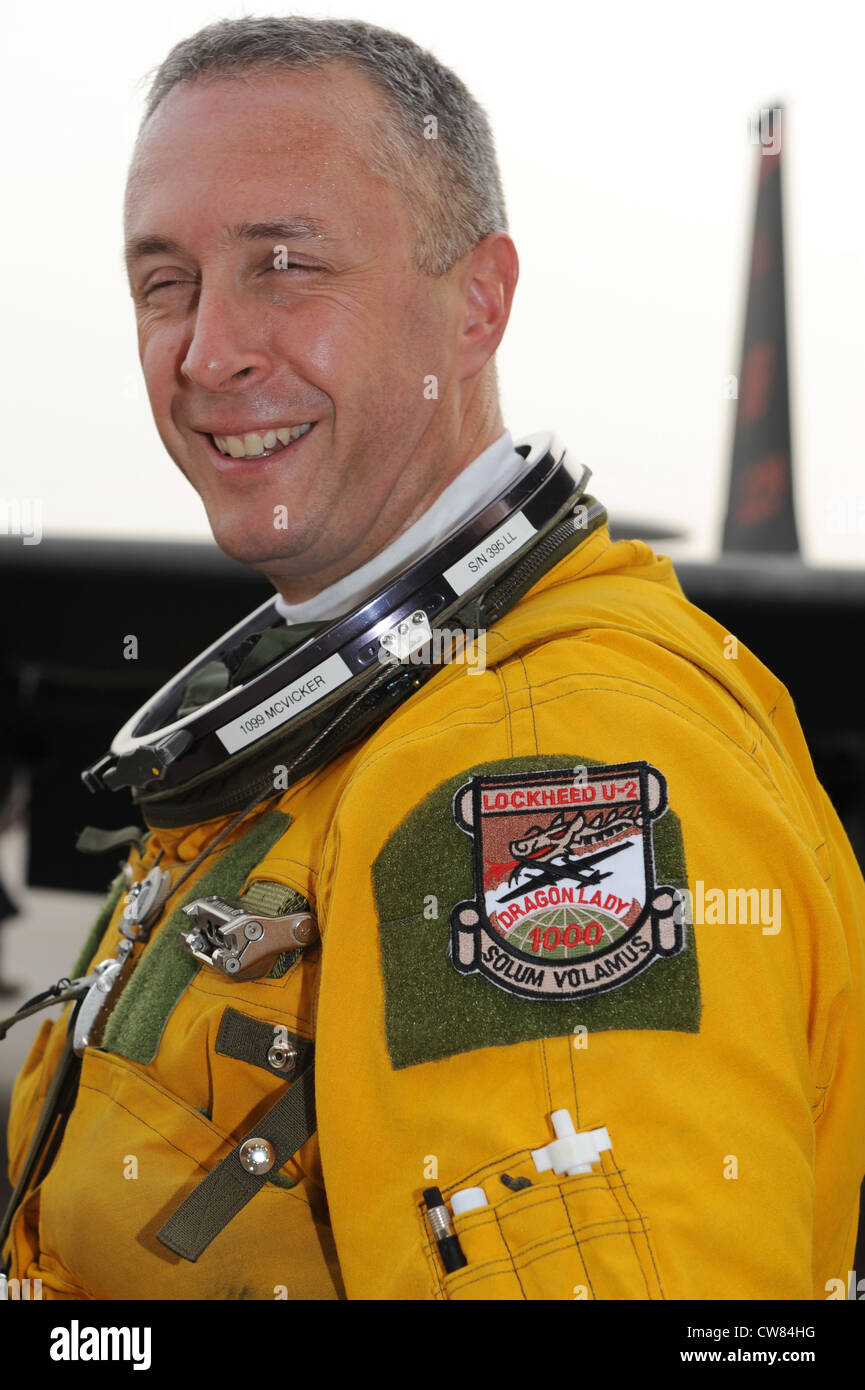 Sud-OVEST ASIA - Lt. Col. Andrew McVicker, 99th Expeditionary Reconnaissance Squadron comandante, sport un sorriso e la sua nuova patch di volo di 1,000 ore alla 380th Air Expeditionary Wing 7 agosto 2012. McVicker, schierato dalla nona ala di rinascita alla base dell'aeronautica di Beale, California, ha superato il contrassegno di volo di 1,000 ore. Foto Stock