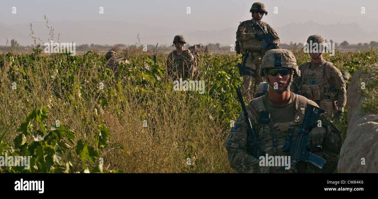 Michael Kim, leader del plotone del 2° Platoon, Apache Company, 1° Battaglione, 23° Reggimento Fanteria, e il suo plotone conducono una sosta durante una pattuglia a piedi nel sud dell'Afghanistan, il 30 luglio 2012. Foto Stock