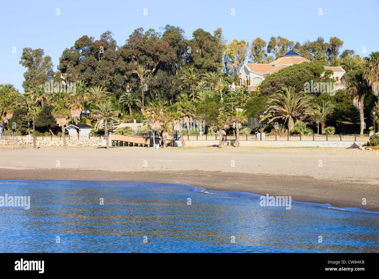 Marbella spiaggia sabbiosa dal mare vacanze estate scenario in Spagna, regione andalusia, costa del sol, provincia di Malaga. Foto Stock