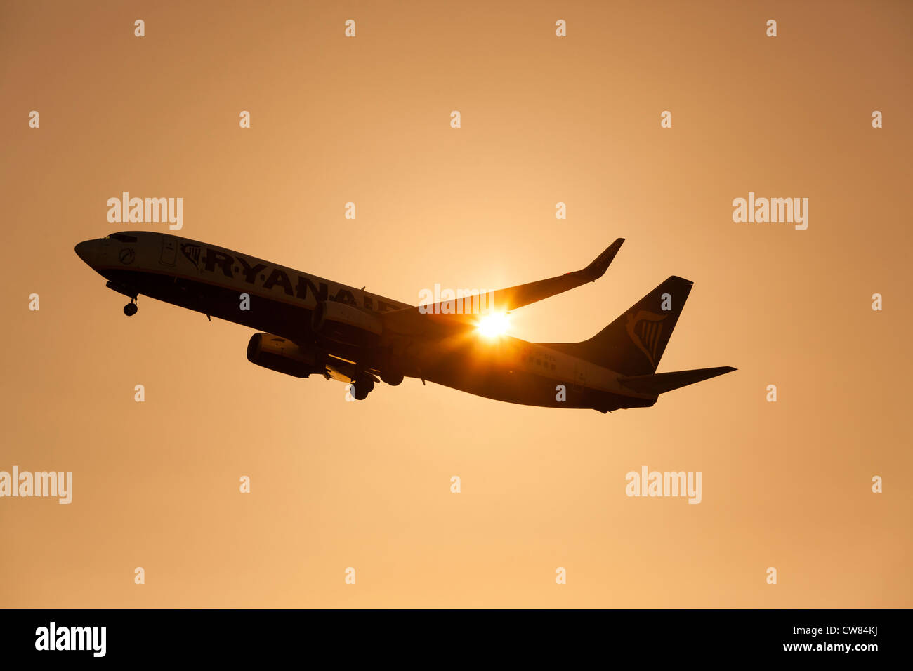 Aerei Ryanair stagliano dalla mattina presto alla luce del sole poco dopo il decollo dall'aeroporto di Leeds Bradford. Foto Stock