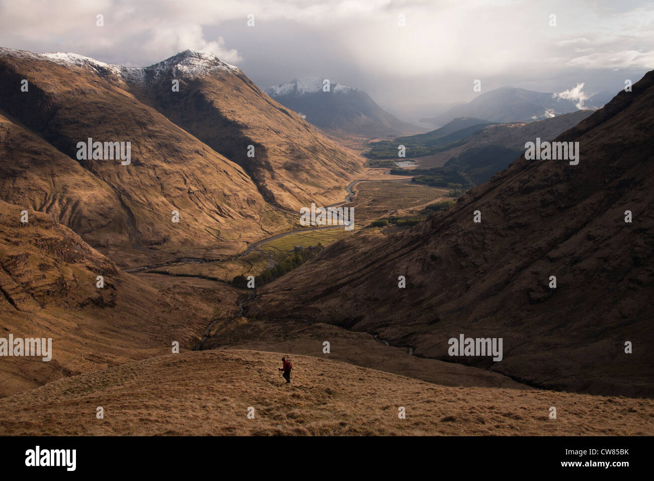 Walker scendendo in Glen Etive da Buachaille Etive Beag Foto Stock