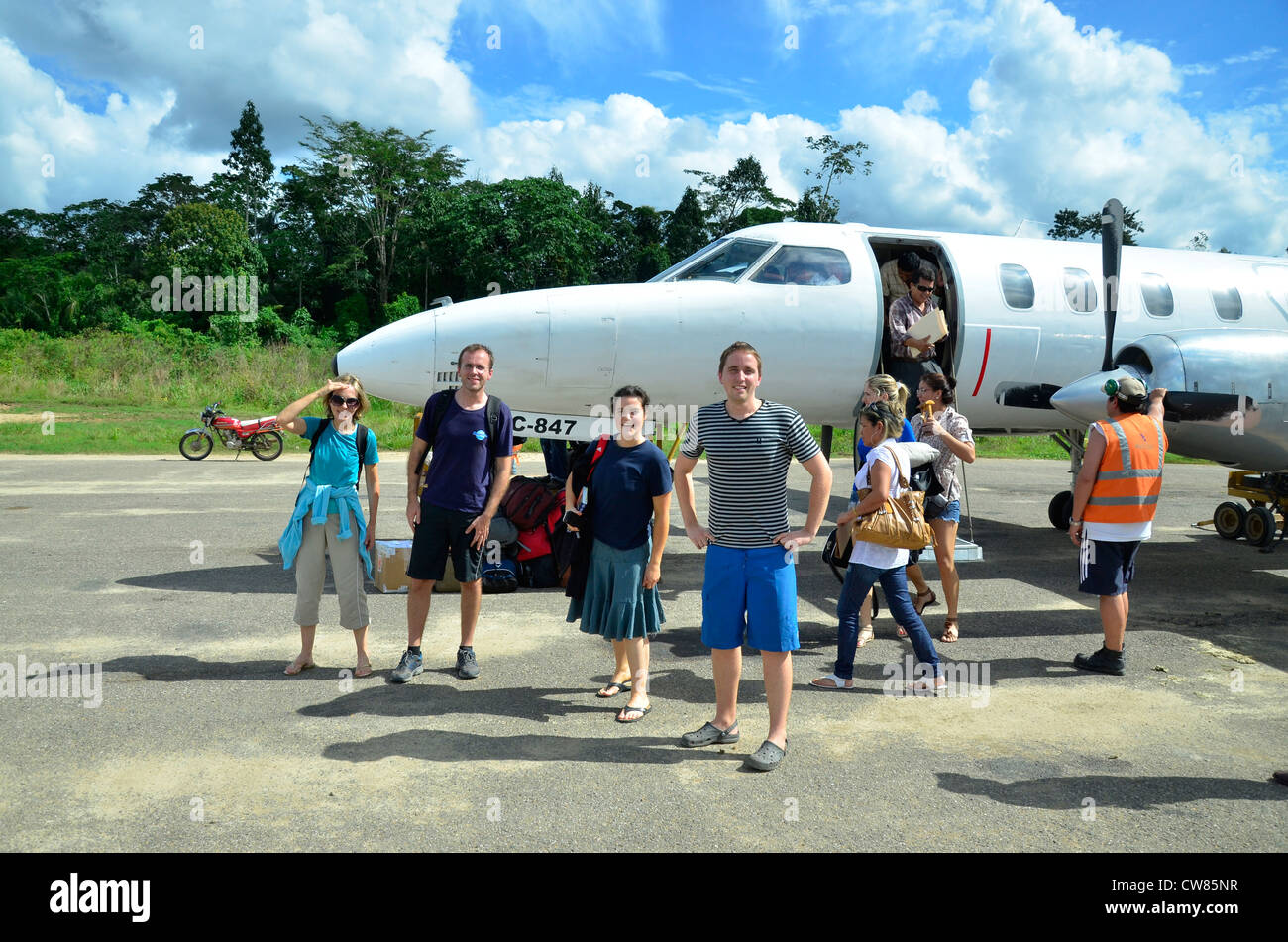 I turisti con piccolo aereo nella giungla amazzonica. Rurrenabaque, Bolivia, Sud America Foto Stock