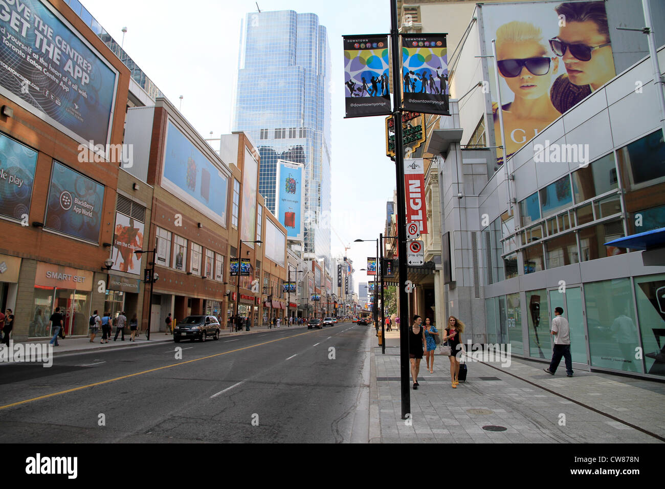 Una vista di Yonge Street a Toronto Foto Stock