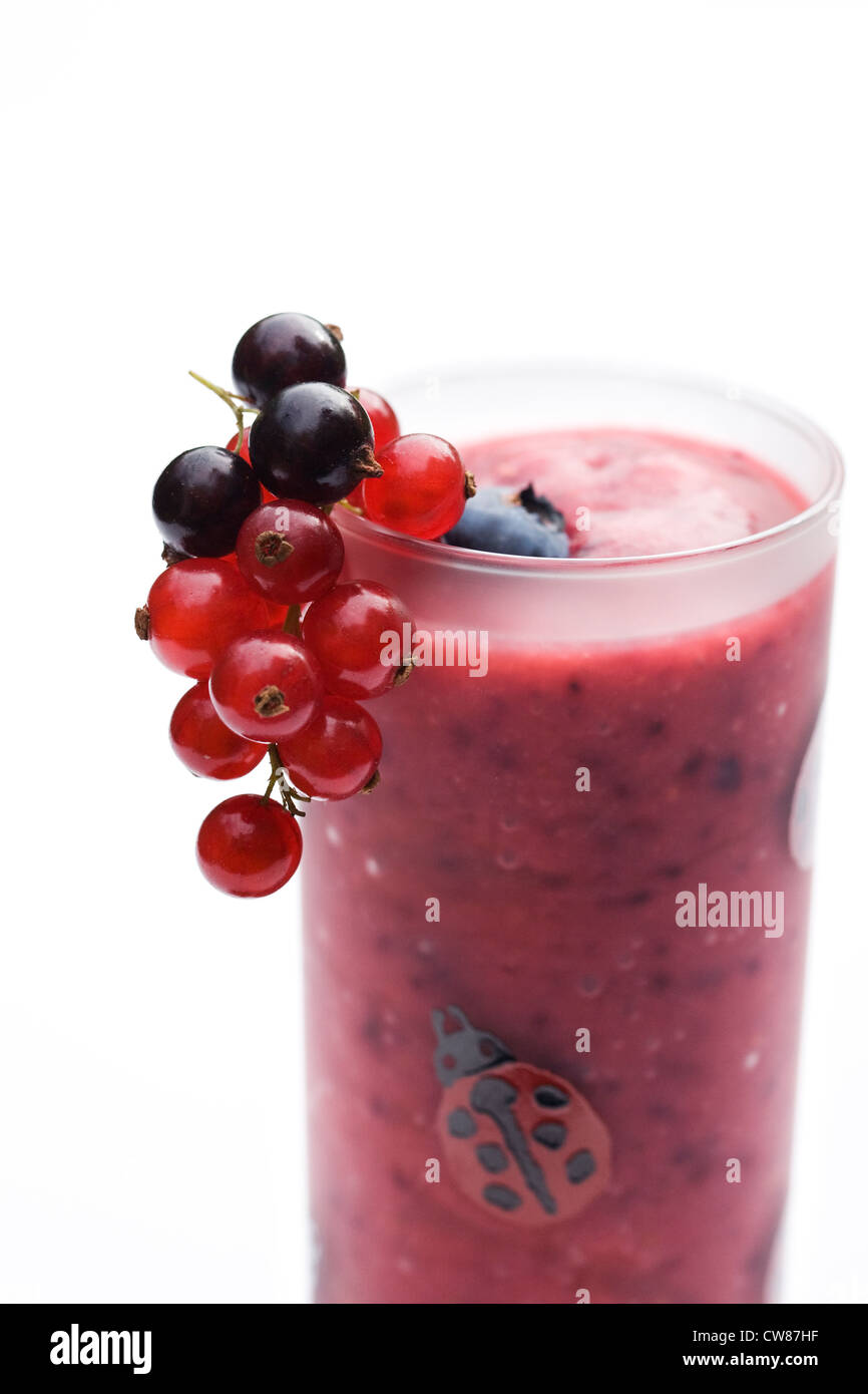Estate berry smoothie e frutti contro uno sfondo bianco. Foto Stock