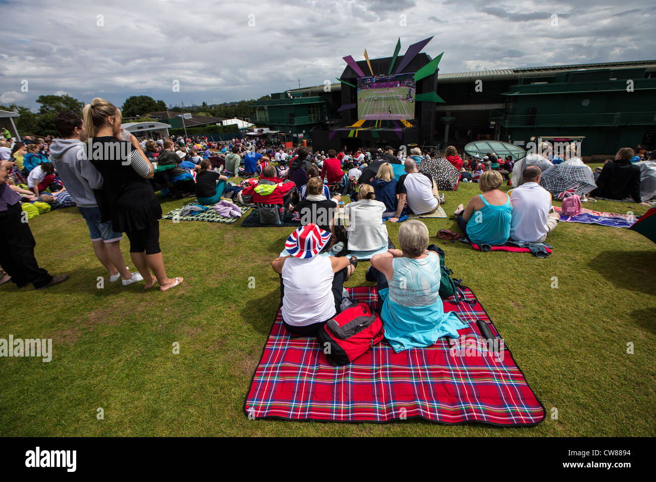 Ventole a Wimbledon a guardare il tennis femminile a doppia le Olimpiadi estive di Londra, 2012 Foto Stock