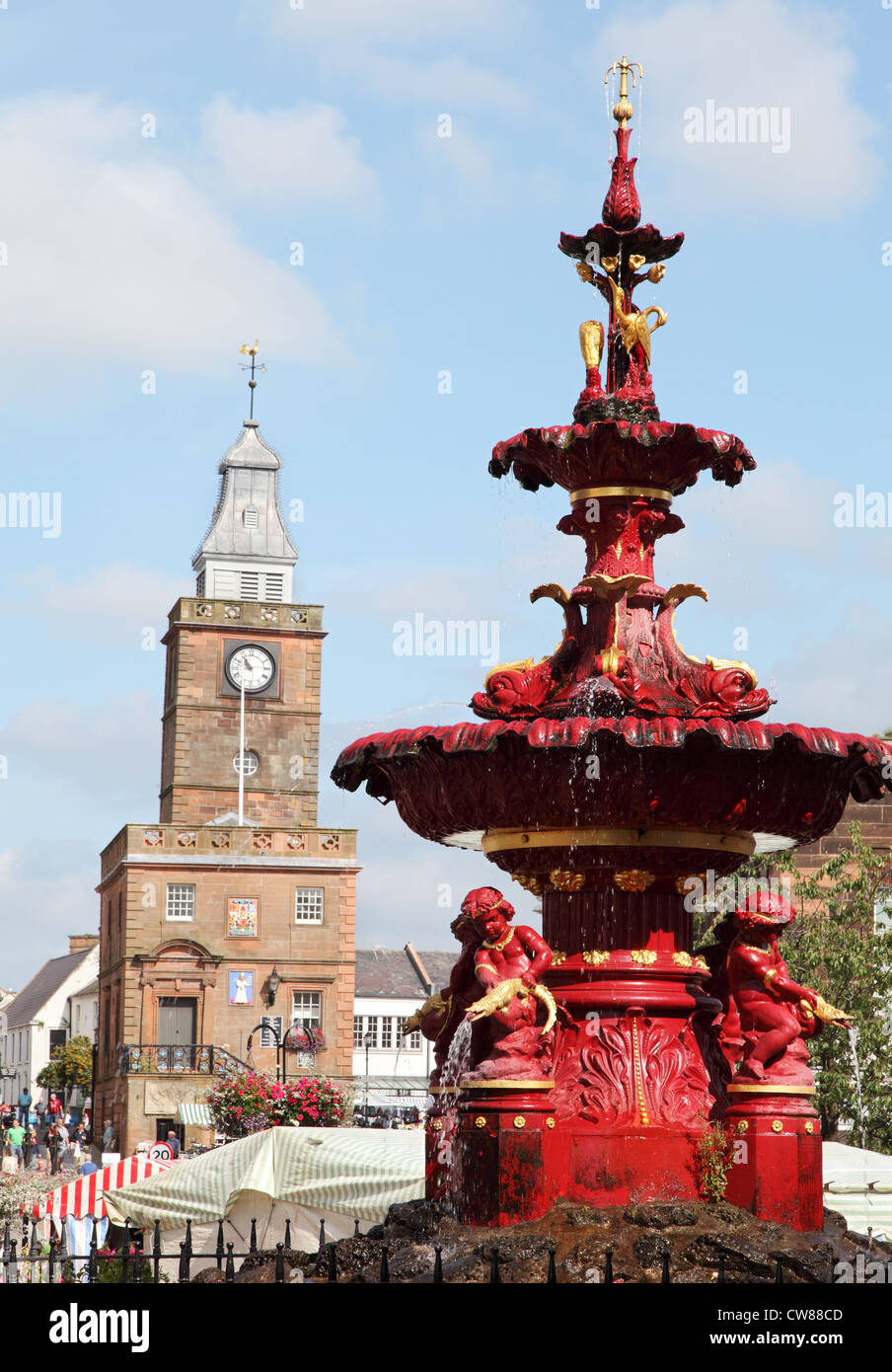 High Street Dumfries, mostrando il ornati in ghisa fontana e la Midsteeple, a sud est della Scozia, Regno Unito Foto Stock