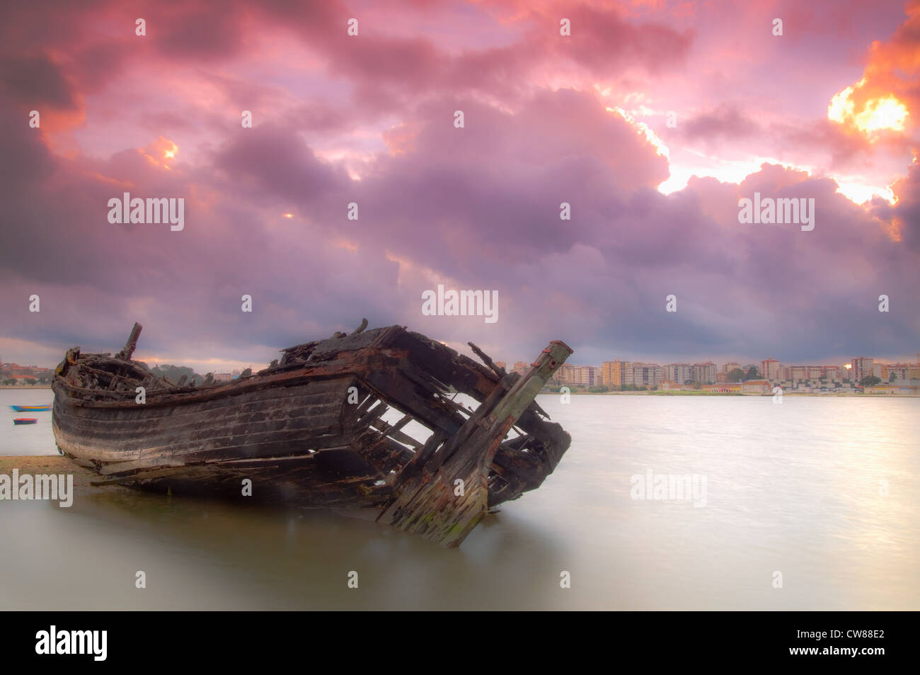Dopo un lungo periodo di tempo la vecchia barca poggia sulla riva del fiume Foto Stock