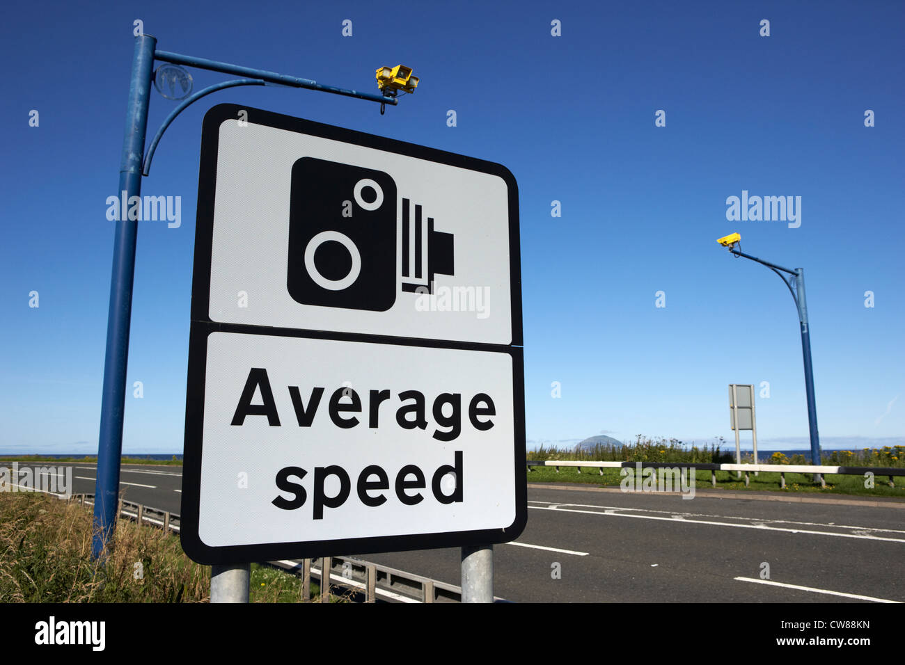 Velocità media per la sicurezza stradale il traffico di overhead telecamere e segno di avvertimento Scotland Regno Unito Regno Unito Foto Stock