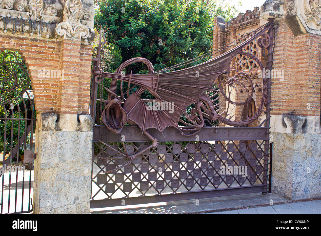 Barcellona Pavellons de la Finca Güell dettaglio del drago sul gate di Antoni Gaudi Foto Stock
