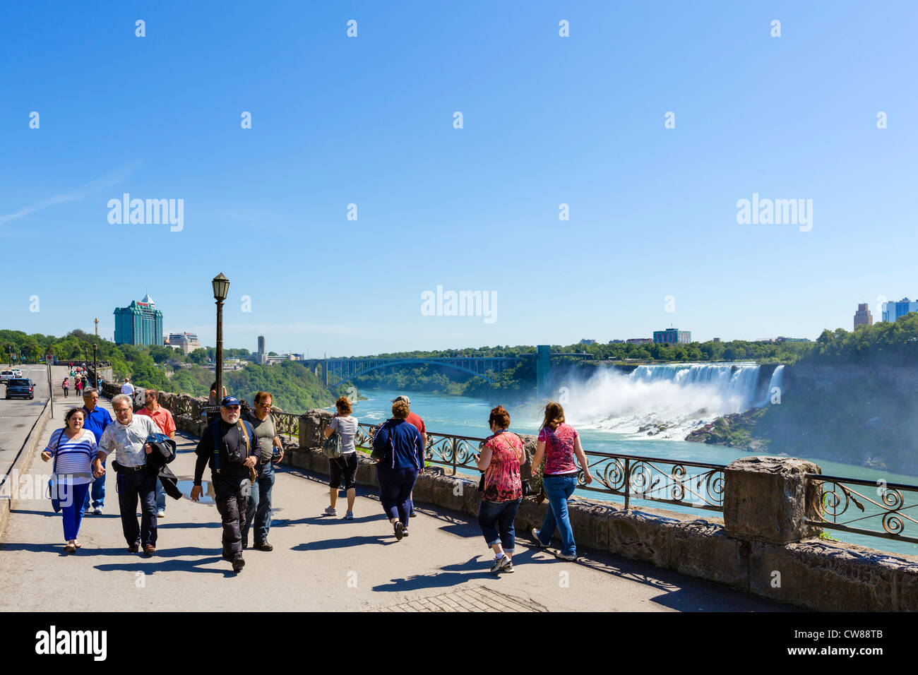 I turisti sul percorso con la American cade dietro, Niagara Falls, Ontario, Canada Foto Stock