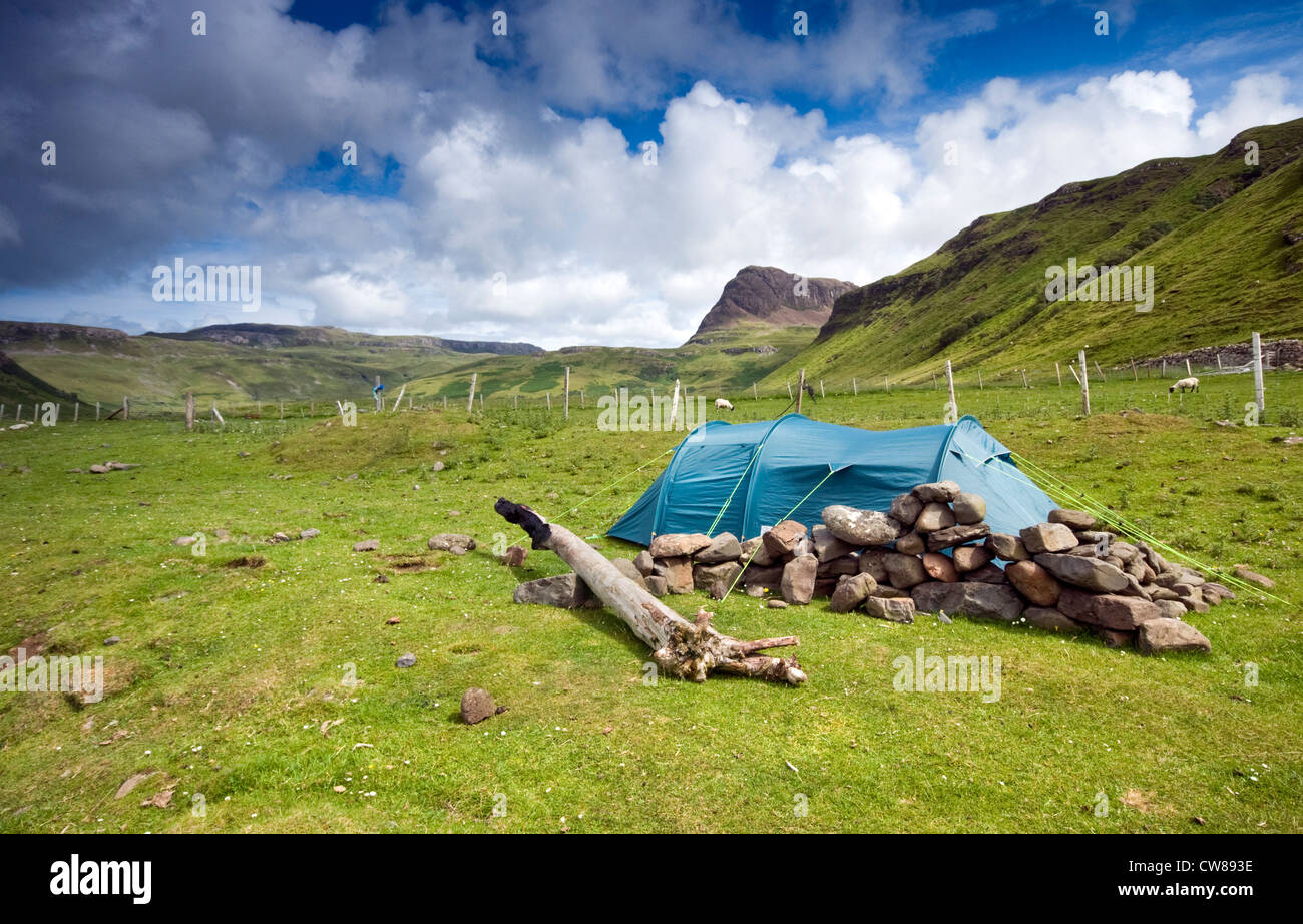 Una tenda piantato vicino alla spiaggia di Talisker, Isola di Skye, Scotland, Regno Unito Foto Stock