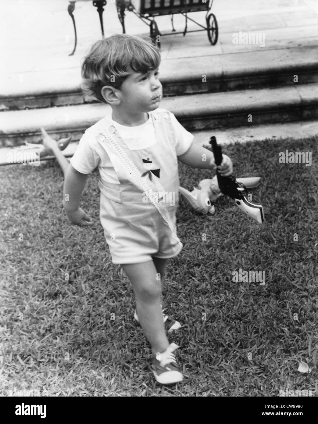 John F Kennedy Jr, figlio del presidente e la onorevole John F Kennedy , alla festa di compleanno a casa di Frank McMahon, Febbraio 1963 Foto Stock