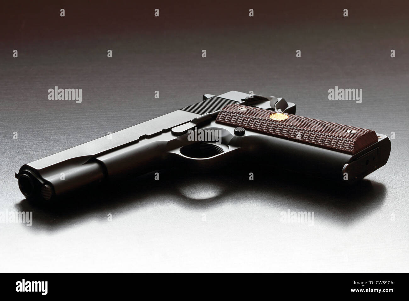 Il leggendario Colt 1911 A1 calibro 45 semi-auto pistola. Foto Stock