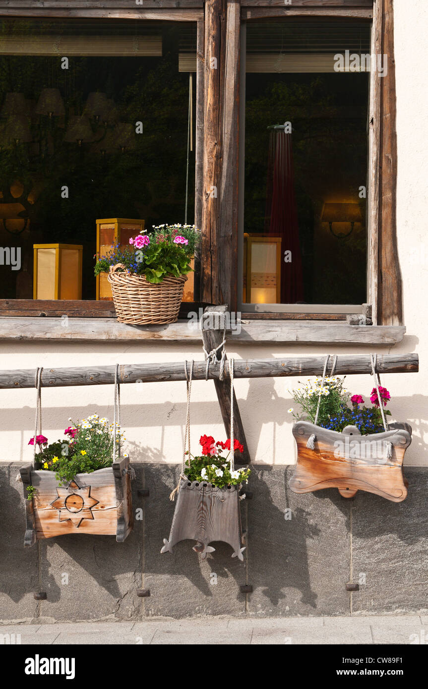 Pontresina, Svizzera. In legno finestra pensili fioriere. Foto Stock