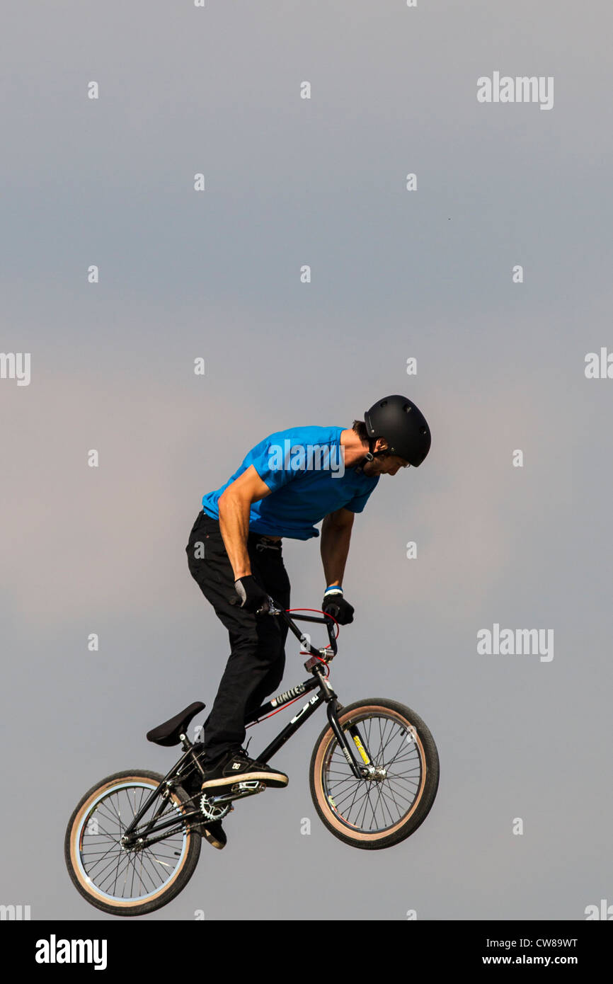 Uomini in bicicletta azione BMX Foto Stock