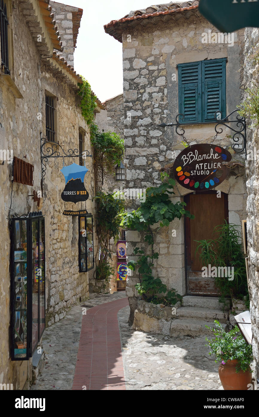 Strada di ciottoli, Èze, Côte d'Azur, Alpes-Maritimes, Provence-Alpes-Côte d'Azur, in Francia Foto Stock