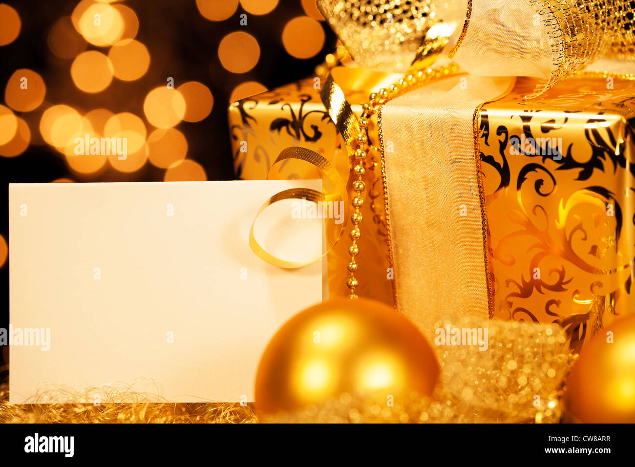 Golden regalo di Natale con le palle di Natale e una carta regalo Foto Stock