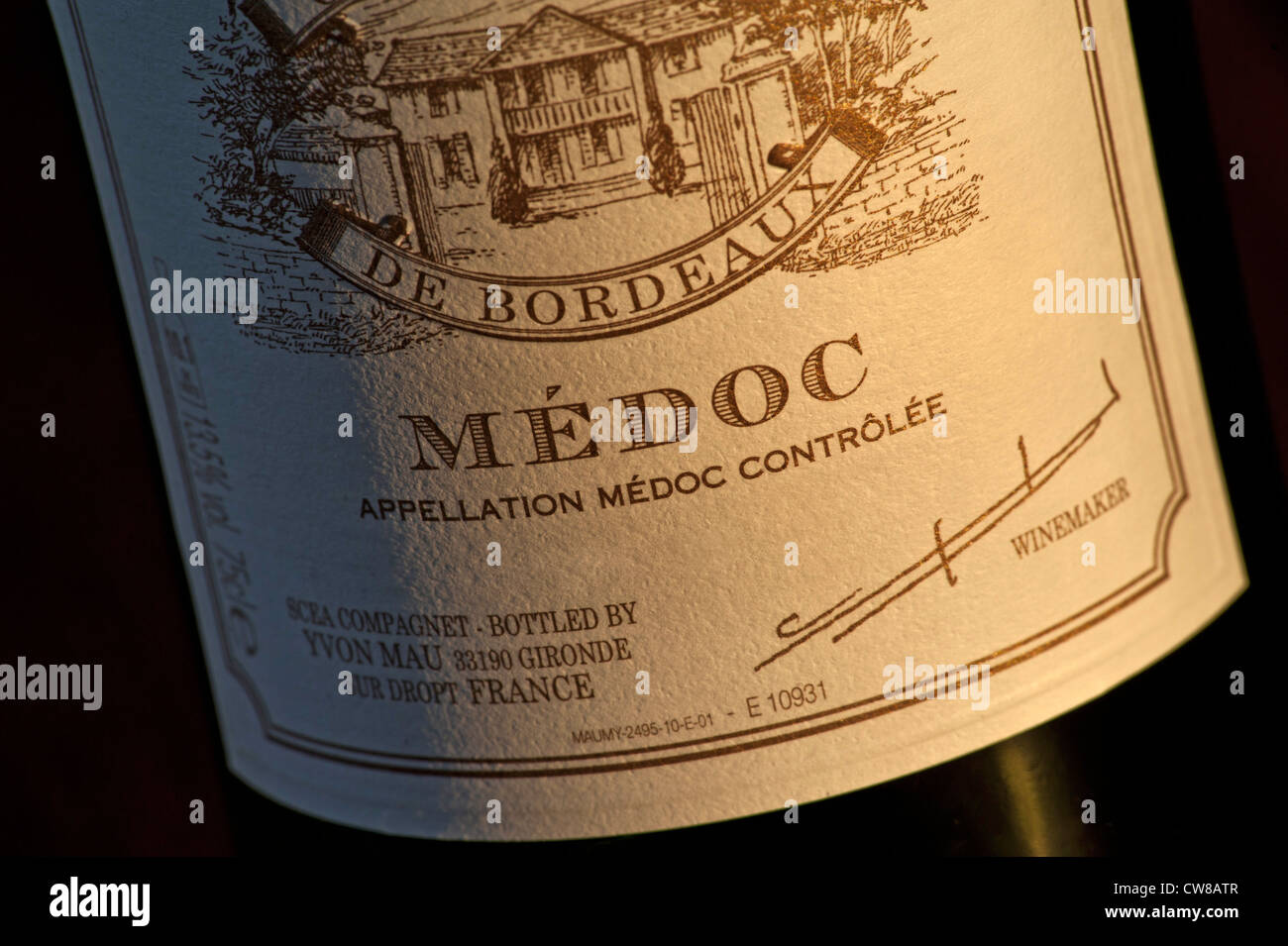 Il vino francese Etichetta flacone ' Medoc Controlee Appellation'' nel  tardo pomeriggio di sole Bordeaux Francia Foto stock - Alamy