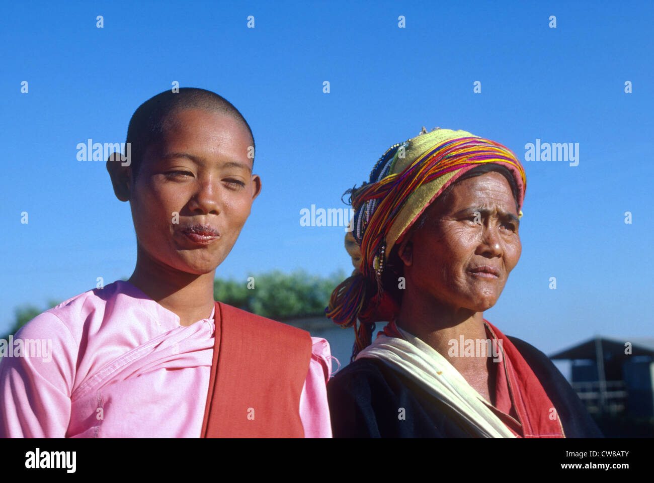 Ritratto monaca e donna tribale Lago Inle Birmania Foto Stock