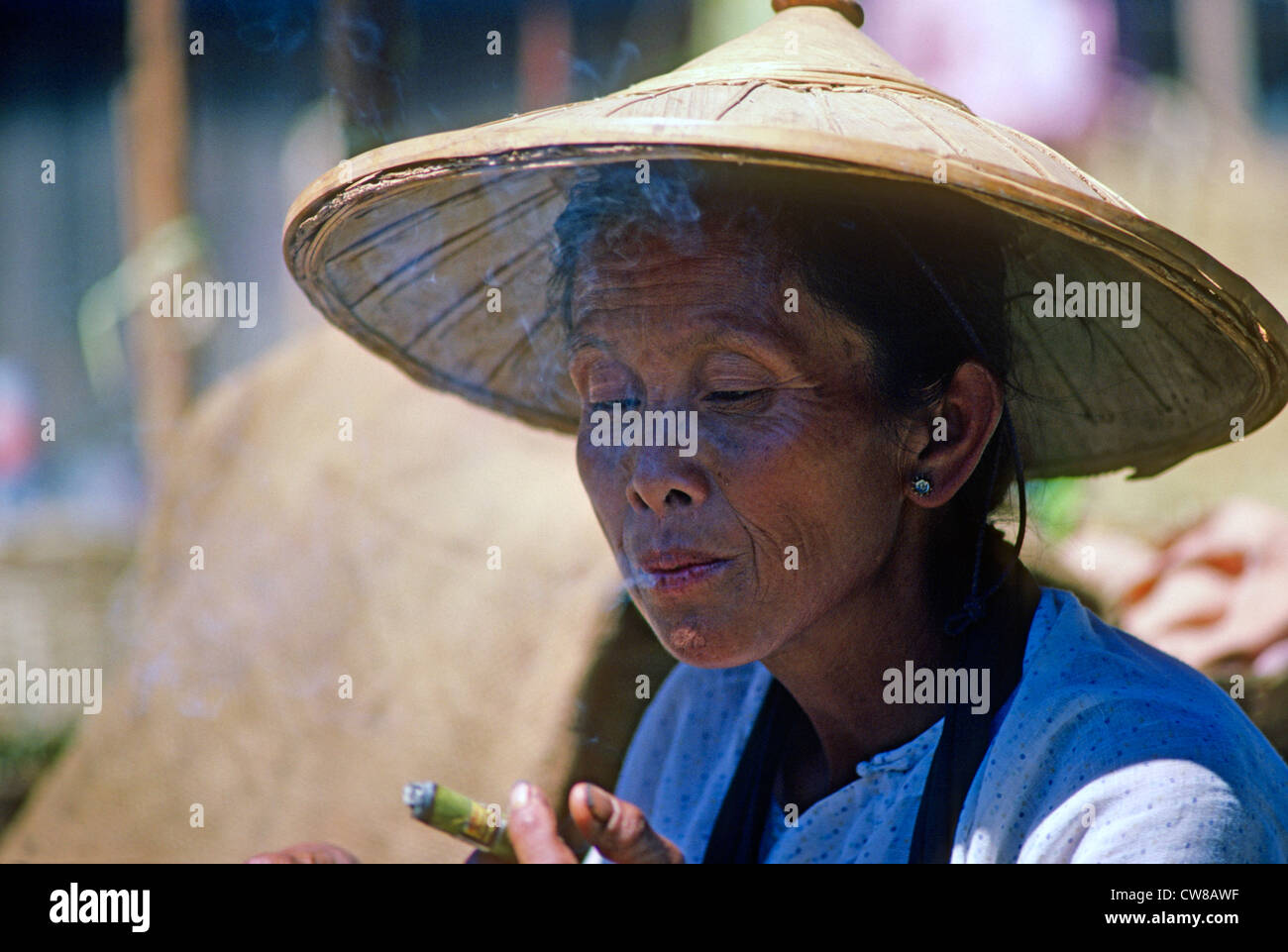 Donna fumatori di sigaro Lago Inle Birmania Foto Stock