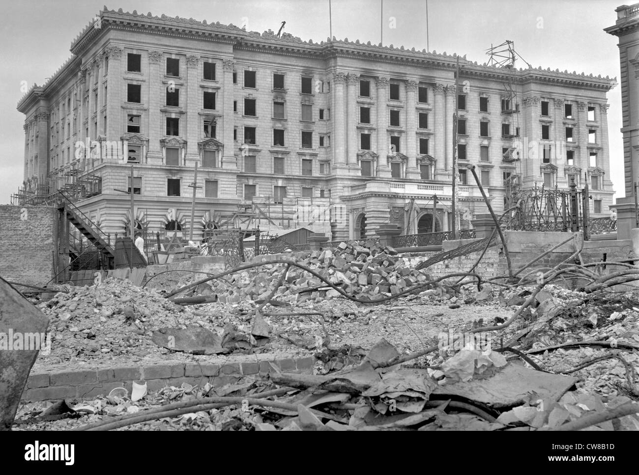 Hotel Fairmont San Francisco nel 1906 dopo il grande terremoto. Segni di danni da incendio ma costruzione si erge ancora ed è oggi in uso. Foto Stock