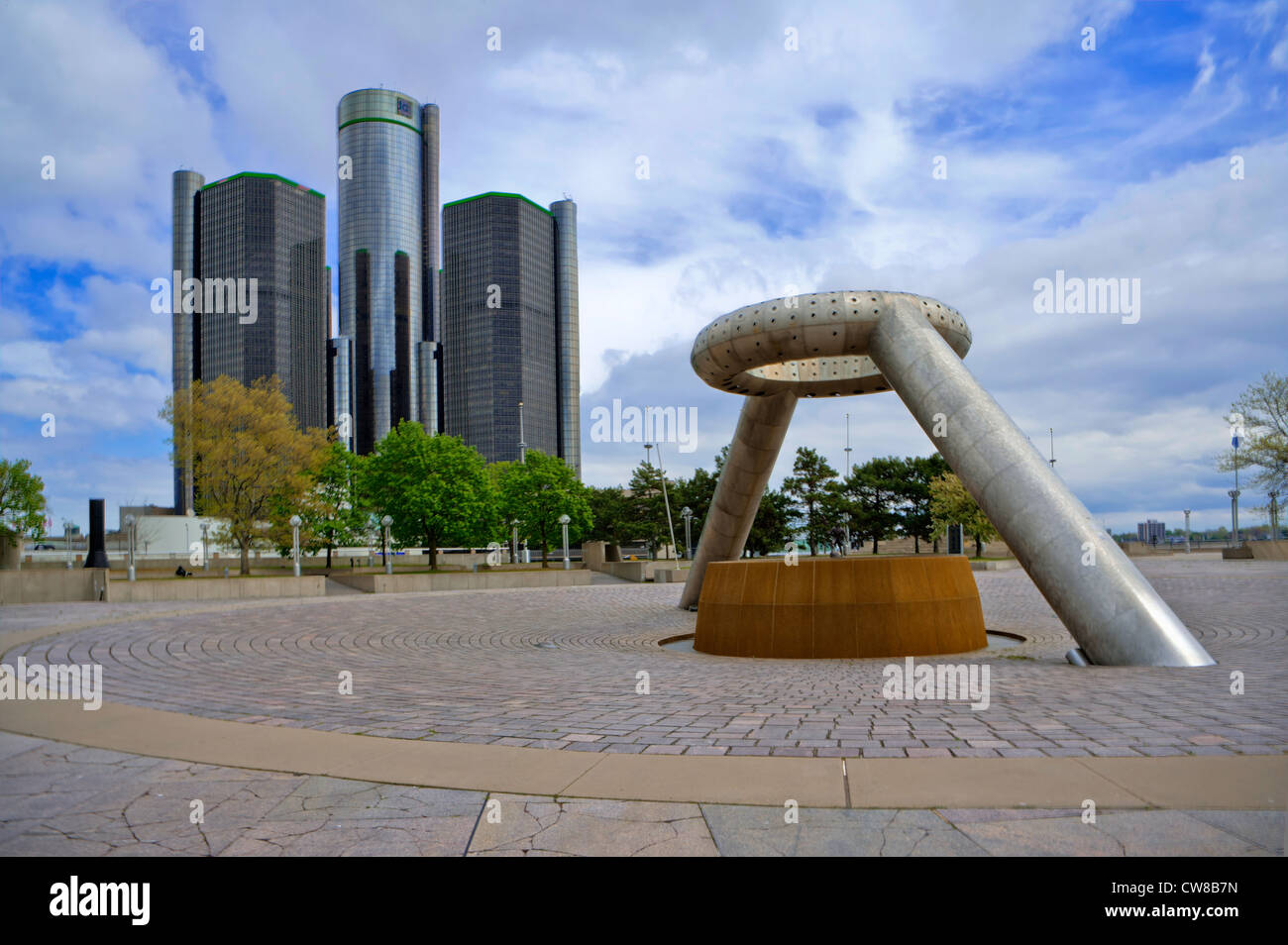 Il Detroit Renaissance Center come visto da Hart Plaza. La fontana di Dodge è in primo piano. Si tratta di un giorno d'estate. Foto Stock