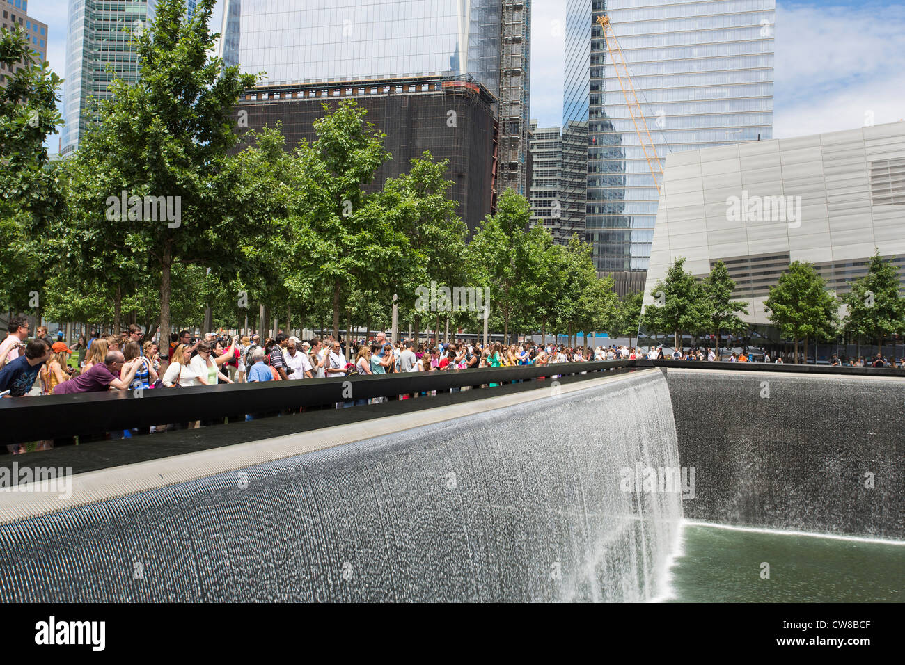 Le persone si sono riunite a sud Piscina Memorial, Ground Zero, World Trade Center Foto Stock