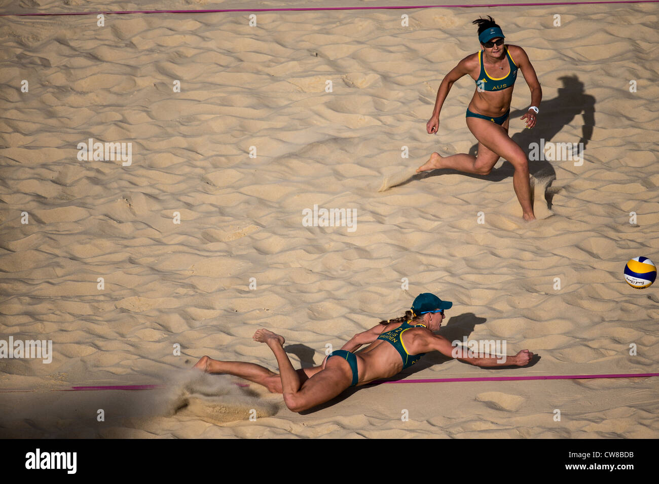 Louise Bawden e Becchara Palmer (AUS) concorrenti in Beach Volleyball alle Olimpiadi Estive di Londra, 2012 Foto Stock