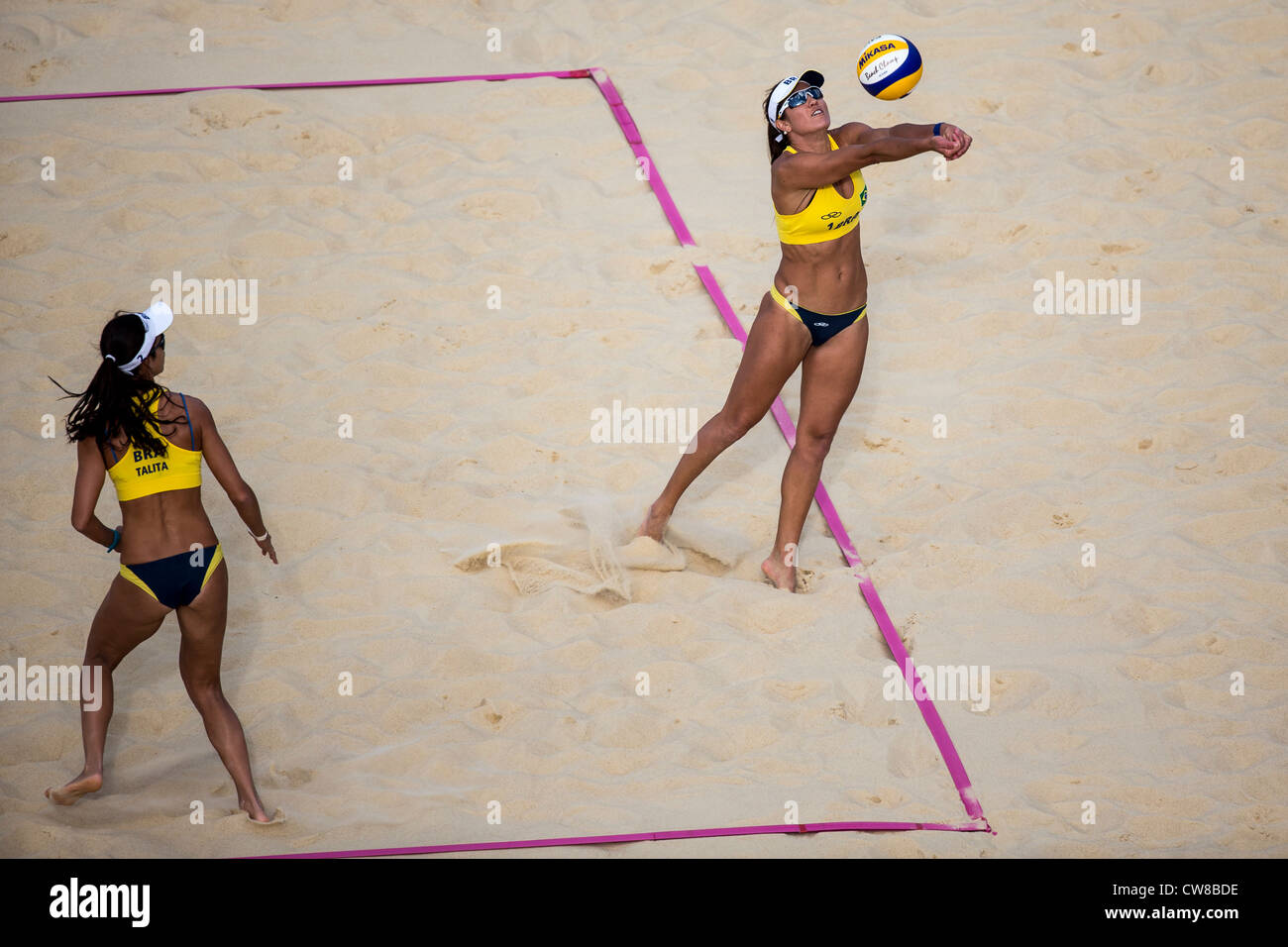 Maria Antonelli-R-E Talita Rocha (BRA) concorrenti in Beach Volleyball alle Olimpiadi Estive di Londra, 2012 Foto Stock