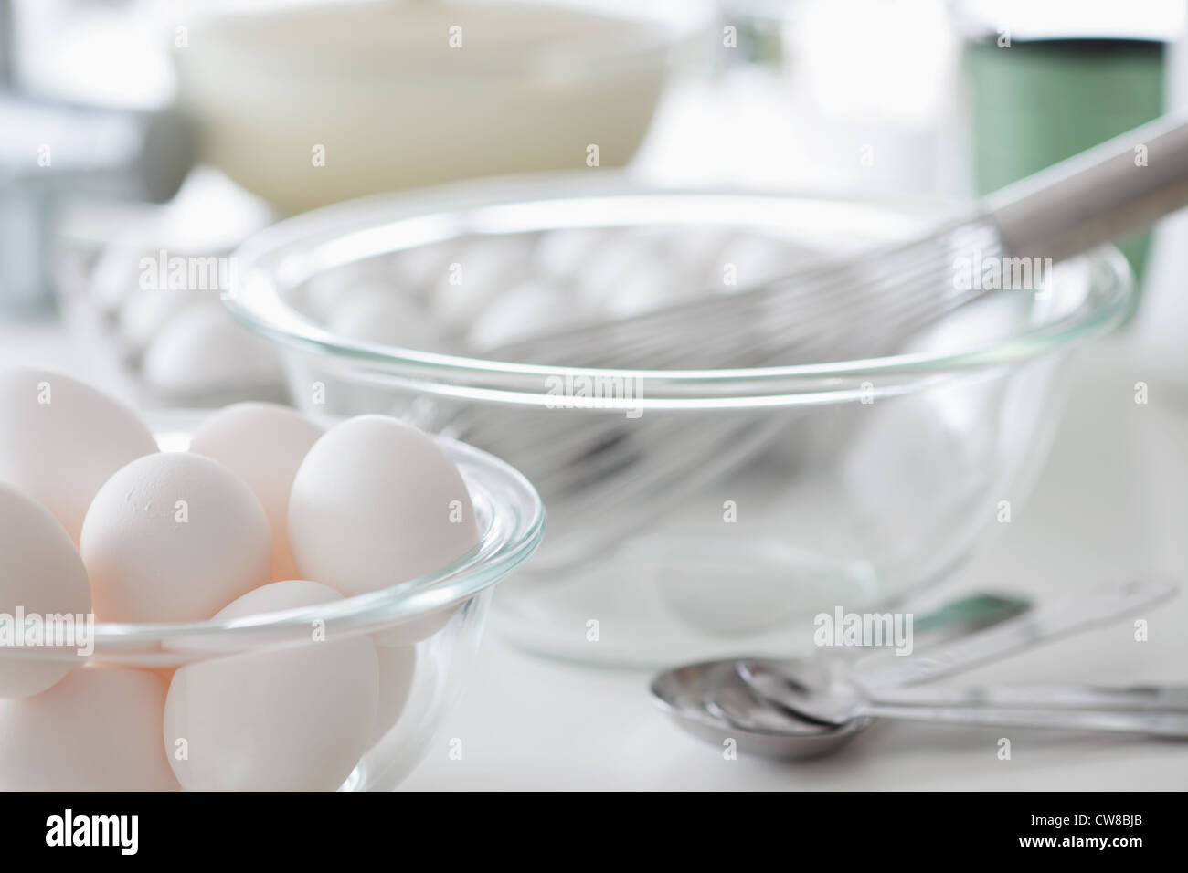 Le uova in una terrina con altri oggetti domestici Foto Stock