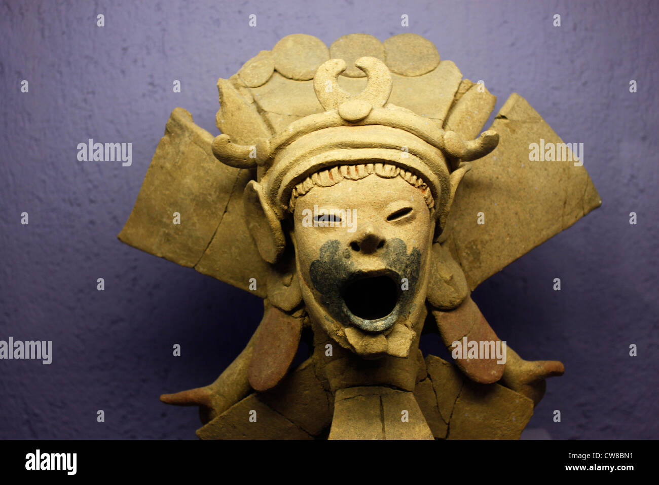 Una scultura di un sacerdote di Xipe, il dio della fertilità, è visualizzato su Rufino Tamayo Arte pre-ispanica museum di Oaxaca, Mexi Foto Stock