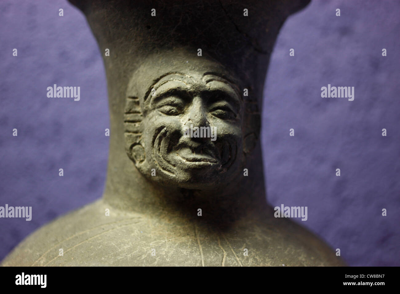 Un recipiente è visualizzato in Rufino Tamayo Arte pre-ispanica museum di Oaxaca, Messico, luglio 19, 2012. Foto Stock